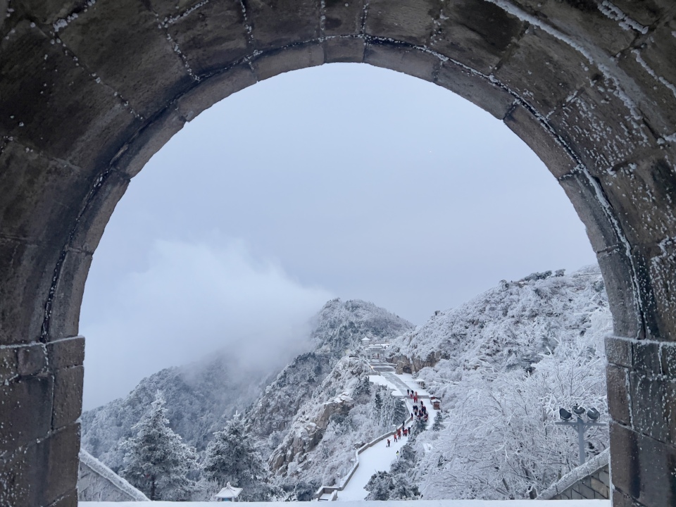 山東泰安：雪後泰山披銀裝 鏟冰除雪保暢通