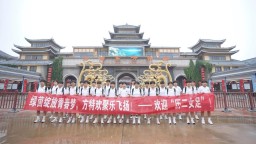 歷城二中女子足球隊遊濟南方特樂園 展現賽場外別樣風采