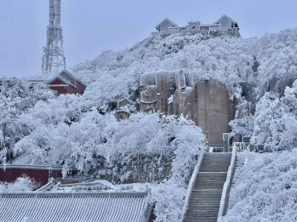 山東泰安：雪後泰山披銀裝 鏟冰除雪保暢通