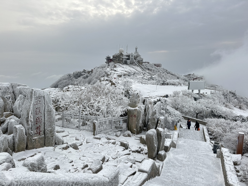 山東泰安：雪後泰山披銀裝 鏟冰除雪保暢通