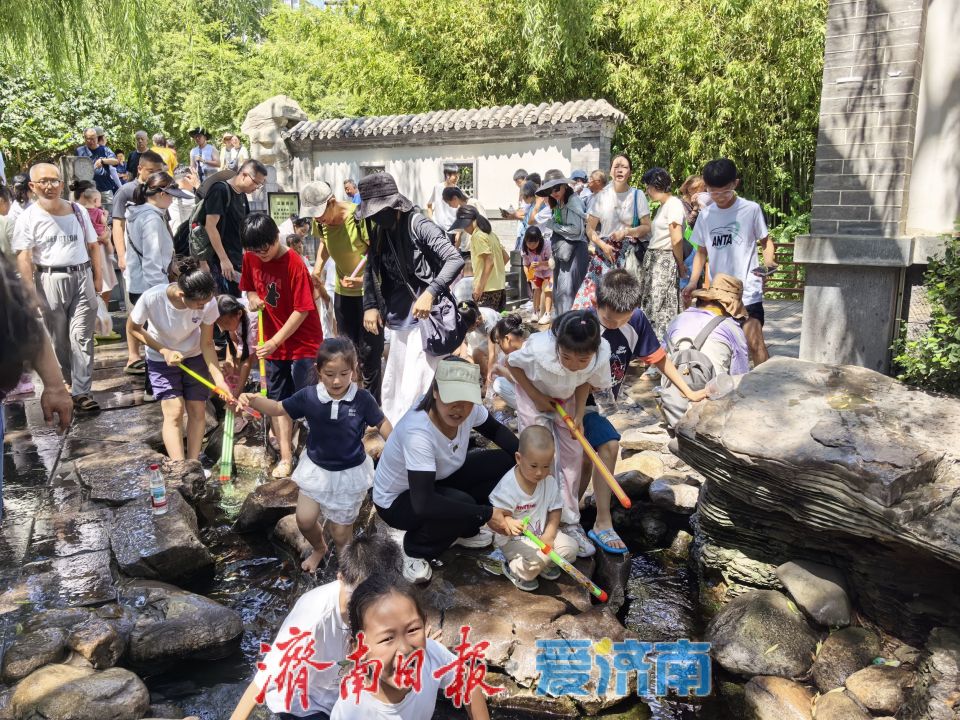 趵突泉暑期變身“清涼樂園” 親子戲水享泉城夏日