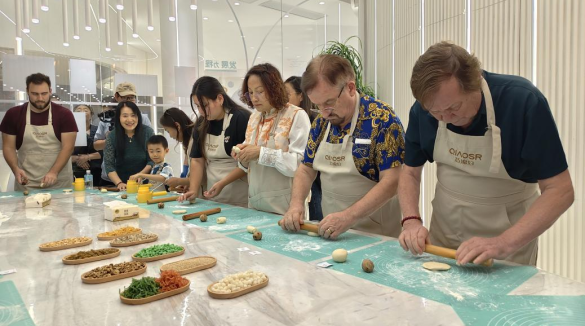 Китайские и иностранные друзья вместе делали лунные пряники в Яньтае в честь Праздника середины осени_fororder_e7c63bf2e0a74305931736a3b13bd3ea.1038x778