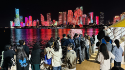 夜遊青島浮山灣 APEC嘉賓點讚“海上看青島”