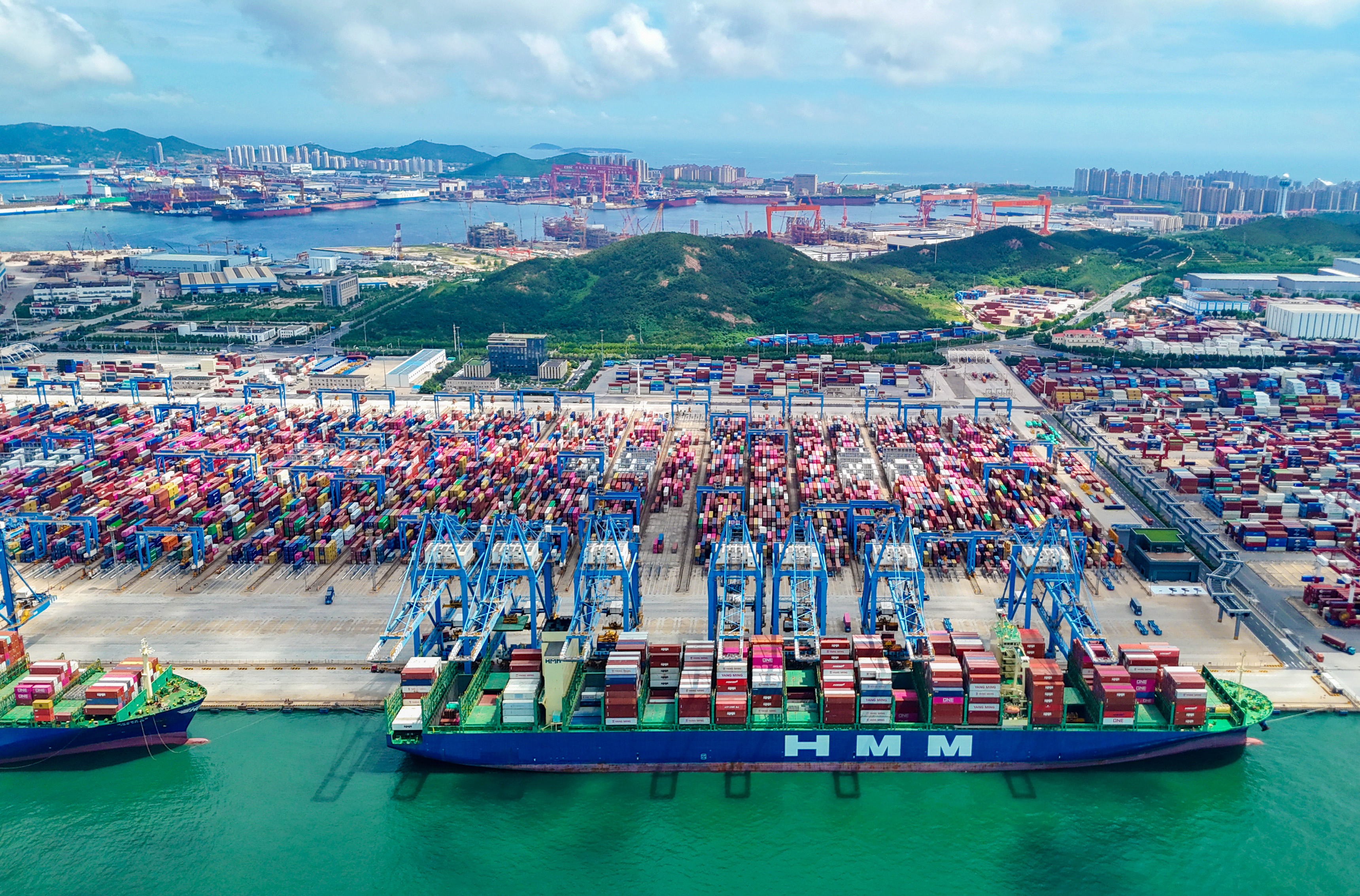 山東港口青島港上半年新增航線11條_fororder_7月8日，在山東港口青島港全自動化碼頭，數艘貨輪在裝卸貨物。(張進剛  攝)電話13854260100.JPG