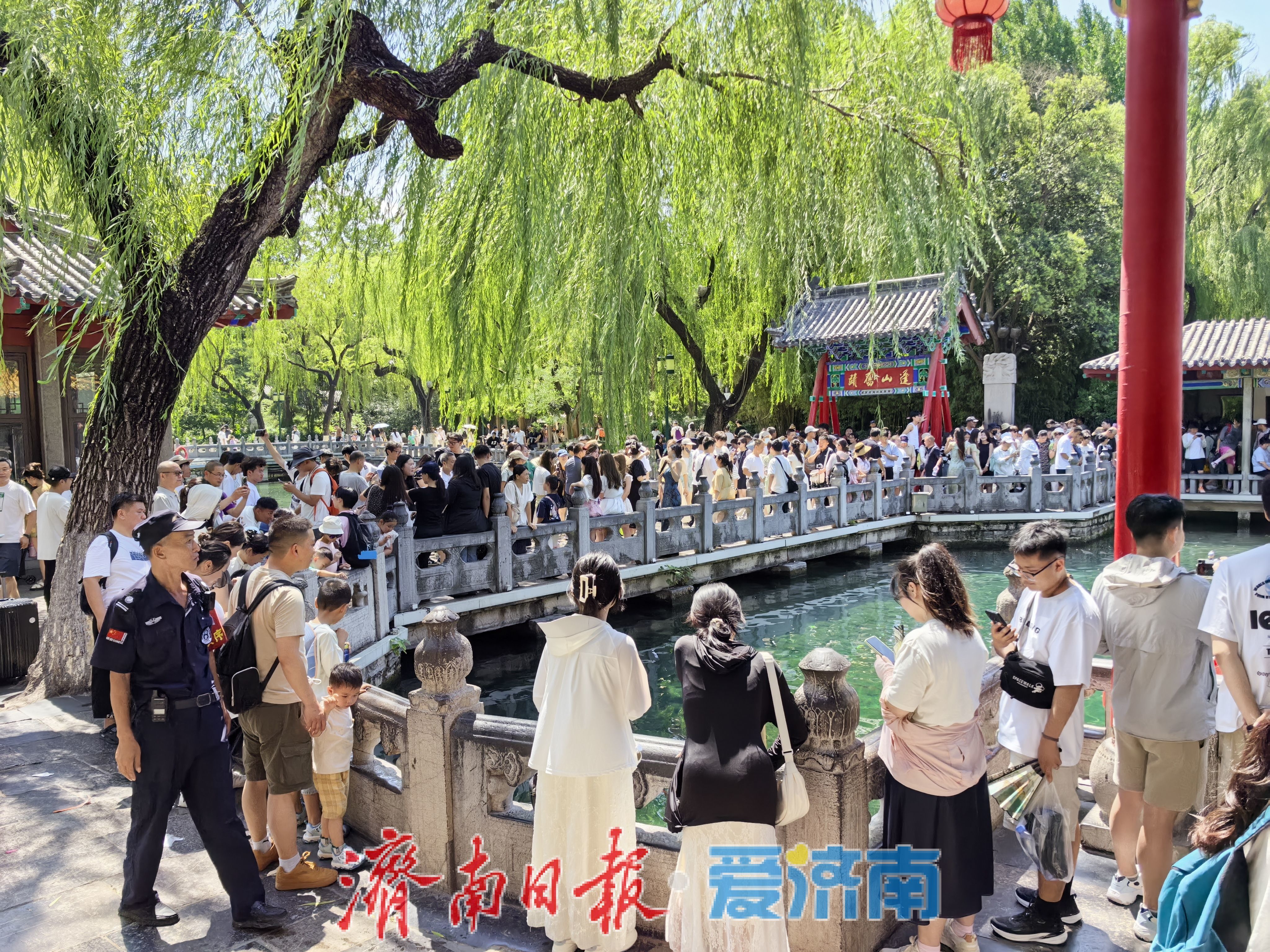 趵突泉暑期變身“清涼樂園” 親子戲水享泉城夏日