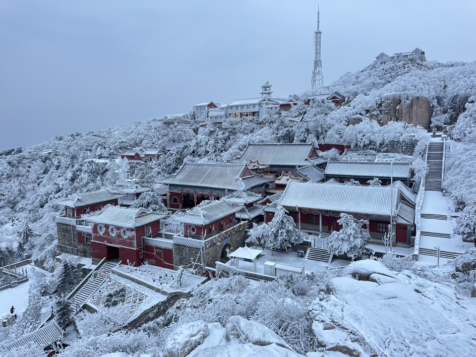 山東泰安：雪後泰山披銀裝 鏟冰除雪保暢通