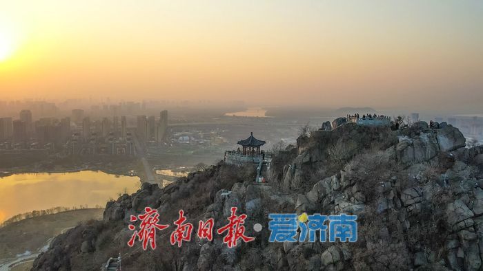 一年四季 泉在濟南丨湖映霞光，醉美華山