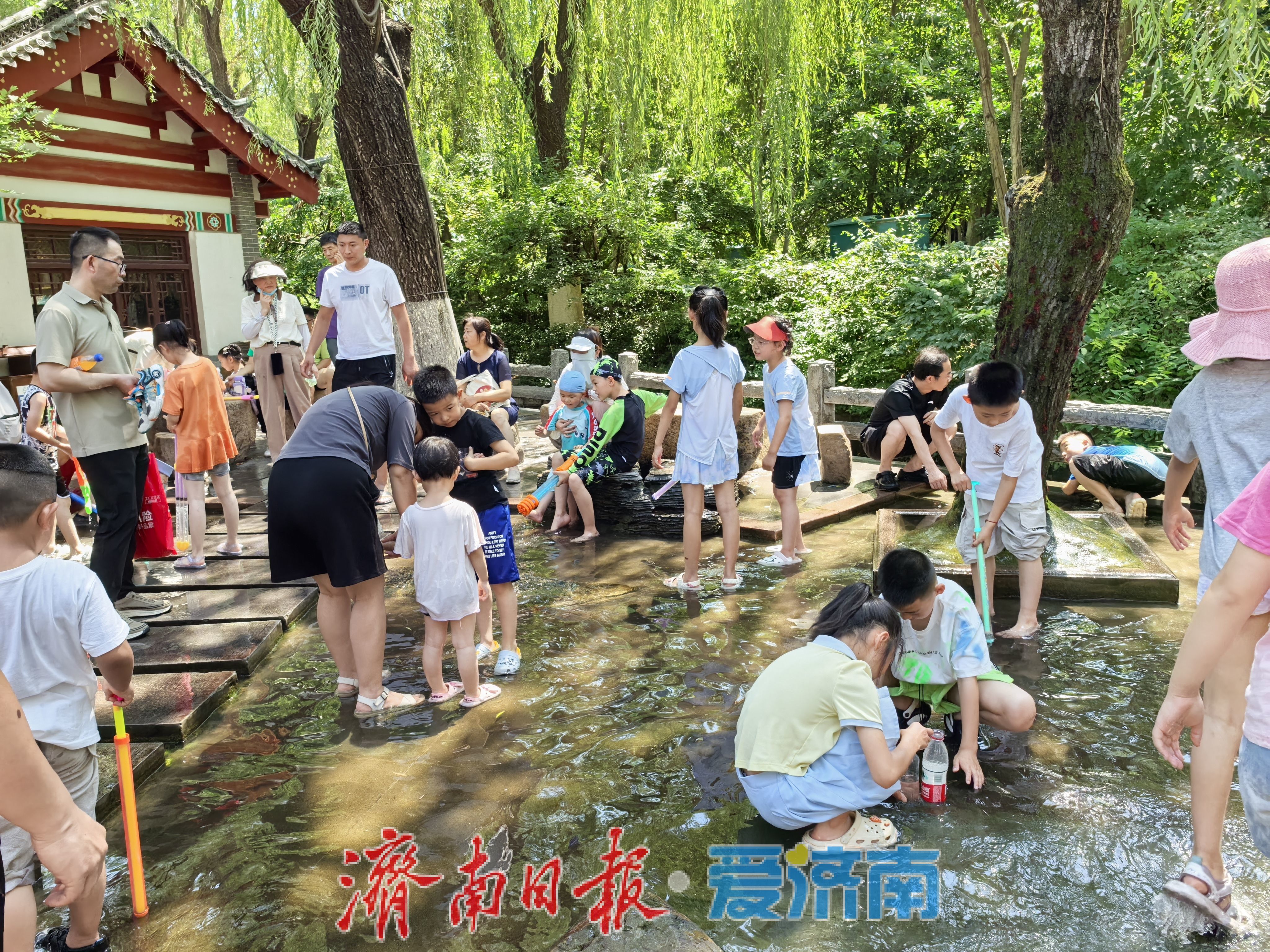 趵突泉暑期變身“清涼樂園” 親子戲水享泉城夏日