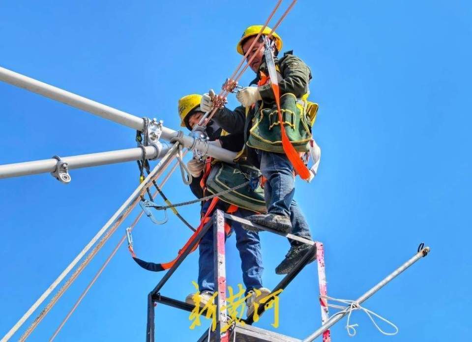 濟濱高鐵全線首條接觸網承力索成功架設_fororder_【濟濱高鐵】4