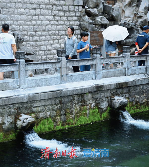 “三伏天”來了 入伏首日遊客濟南泉畔納涼