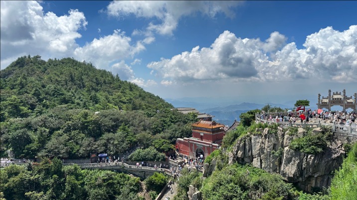 山東泰安：雲作絲，風為引！登泰山“天界漫遊”，把夏日浪漫全打包
