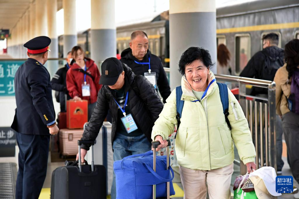 青島：“銀發旅遊專列”開啟賞花踏青之旅