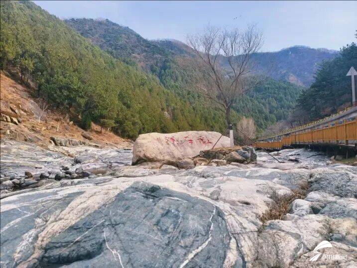 山東泰安：春到彩石溪 花開醉春風