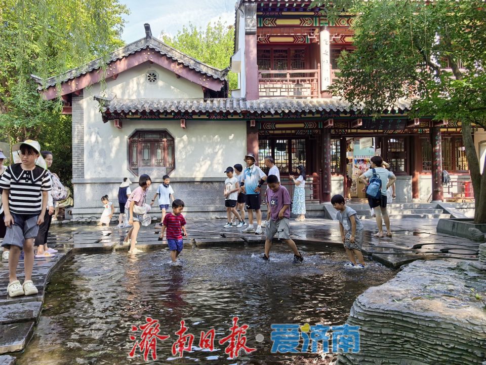 趵突泉暑期變身“清涼樂園” 親子戲水享泉城夏日