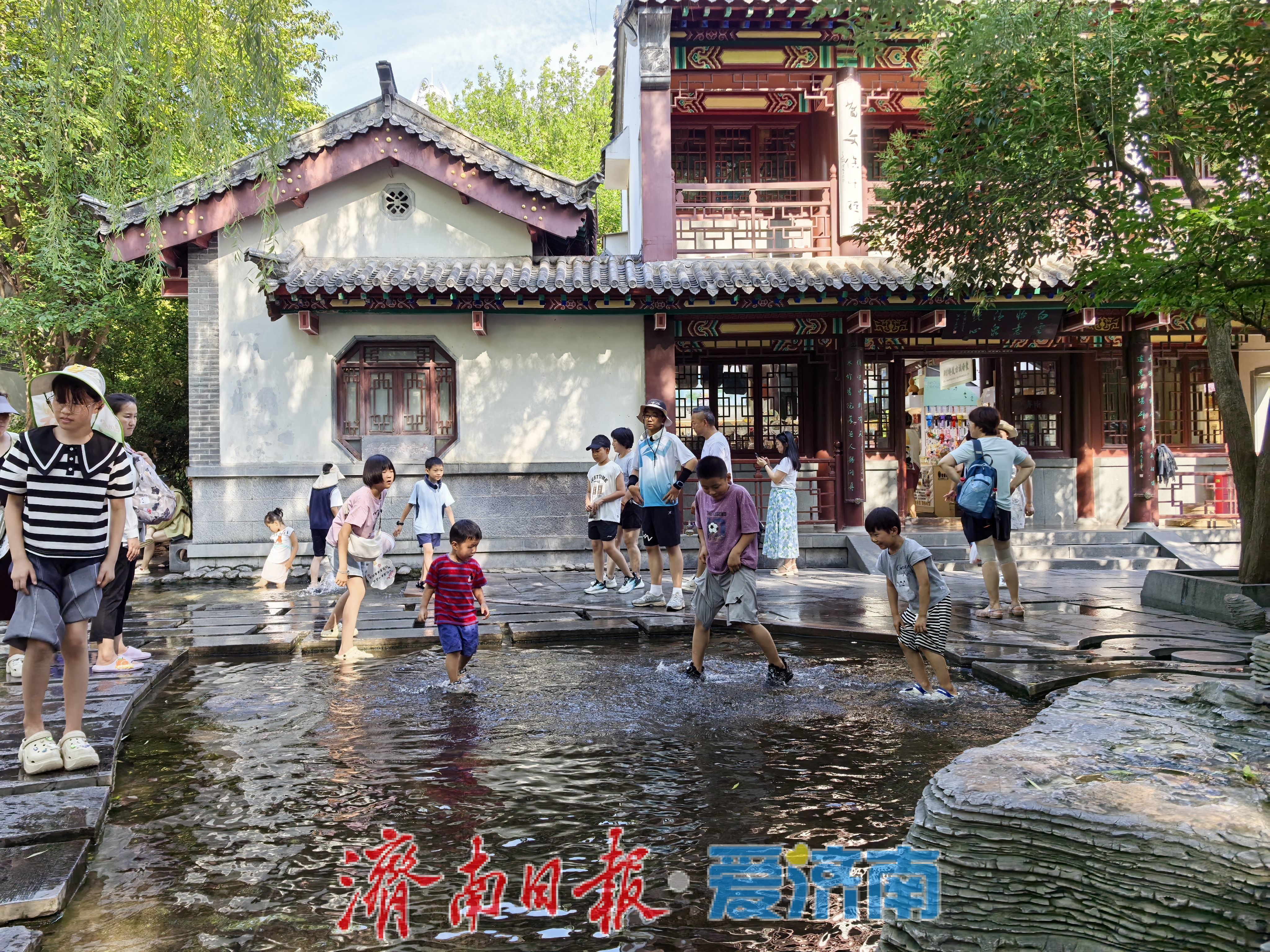 趵突泉暑期變身“清涼樂園” 親子戲水享泉城夏日