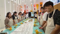 中外友人在煙臺共做月餅迎中秋