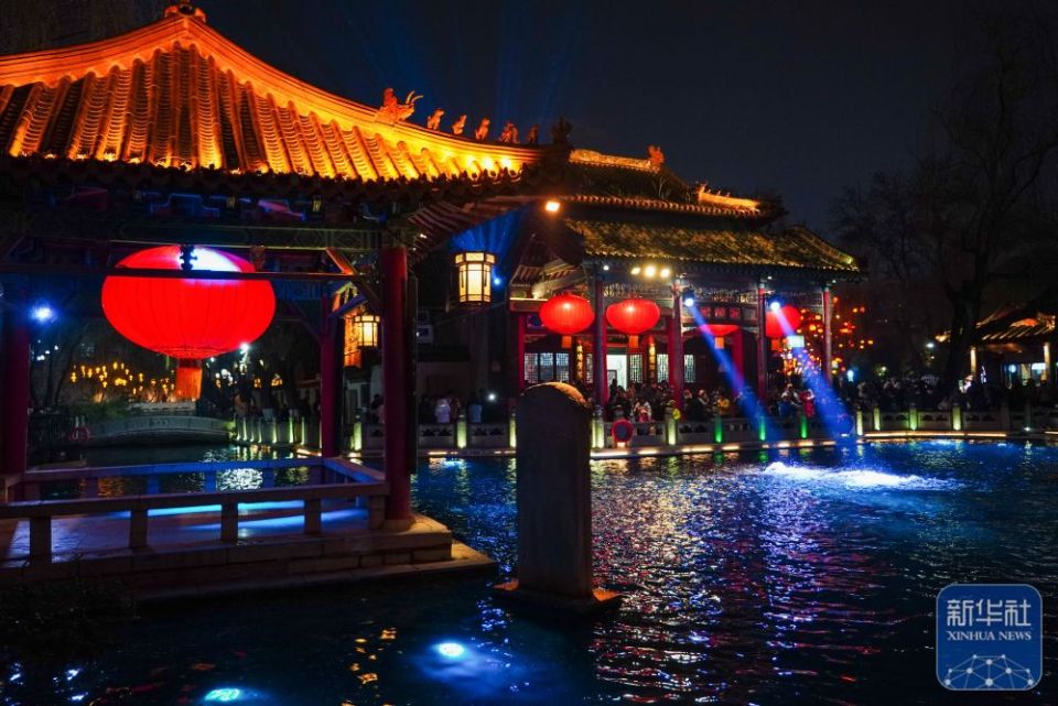濟南:泉水映綵燈 璀璨迎元宵