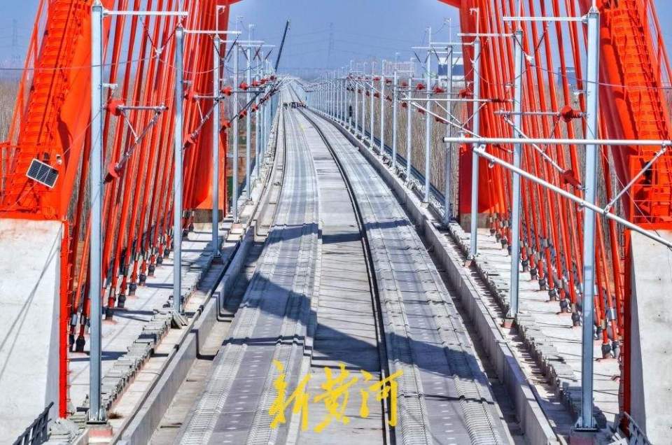 濟濱高鐵全線首條接觸網承力索成功架設_fororder_【濟濱高鐵】5