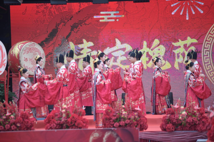 濟南方特舉辦七夕集體婚禮 20對新人著傳統婚服共倡文明新風_fororder_圖片1