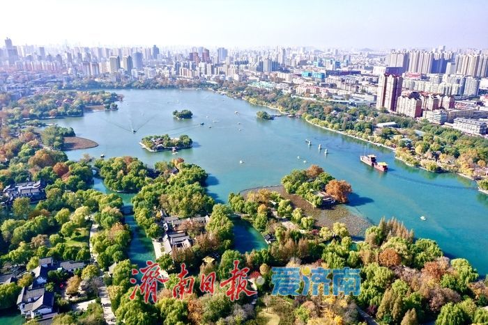 晴空萬里映碧波 大明湖景美如畫