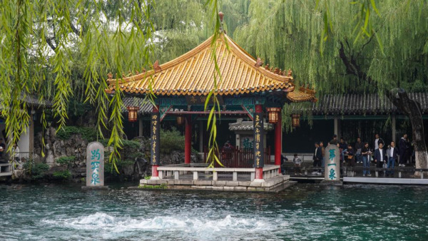 山東濟南：群泉奔涌