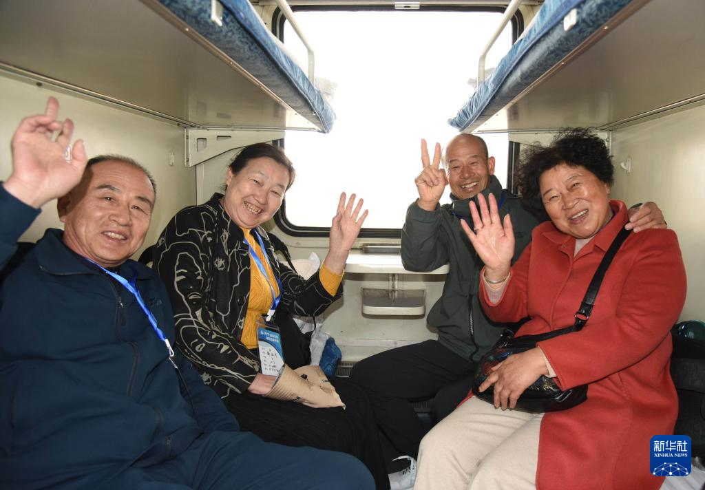 青島：“銀發旅遊專列”開啟賞花踏青之旅