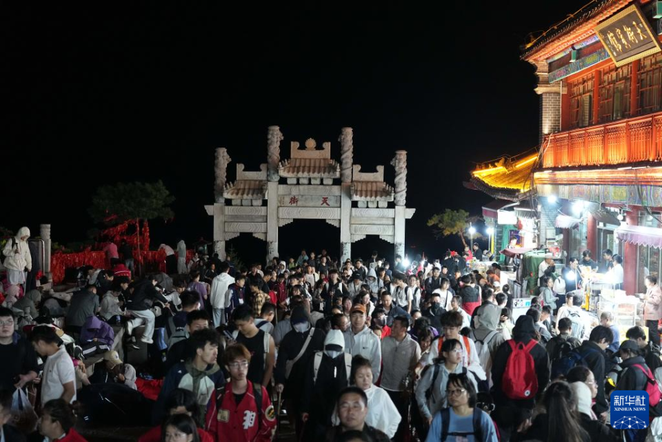 山東泰安：暑期泰山遊客旺_fororder_W5