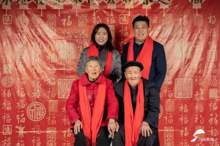 定格團圓瞬間 日照東港攝影師進村為村民拍全家福