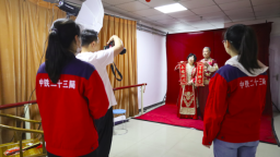 致敬母愛 青島地鐵建設者免費為社區居民拍攝婚紗照