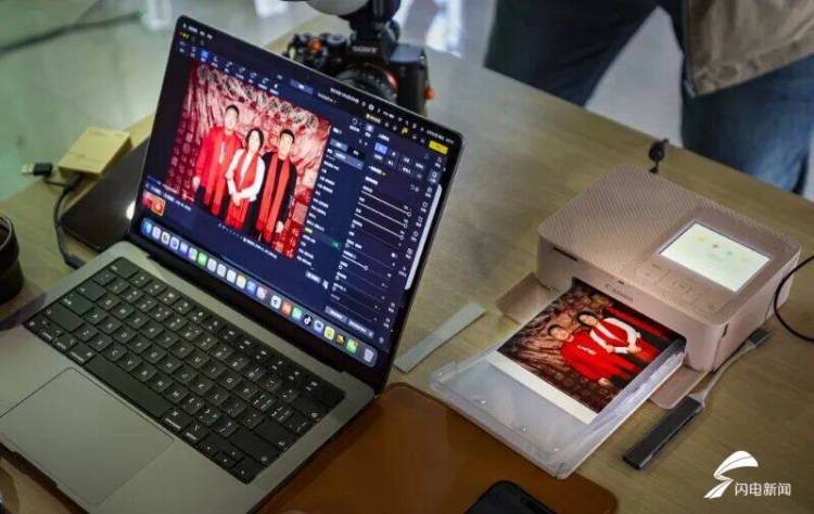 定格團圓瞬間 日照東港攝影師進村為村民拍全家福