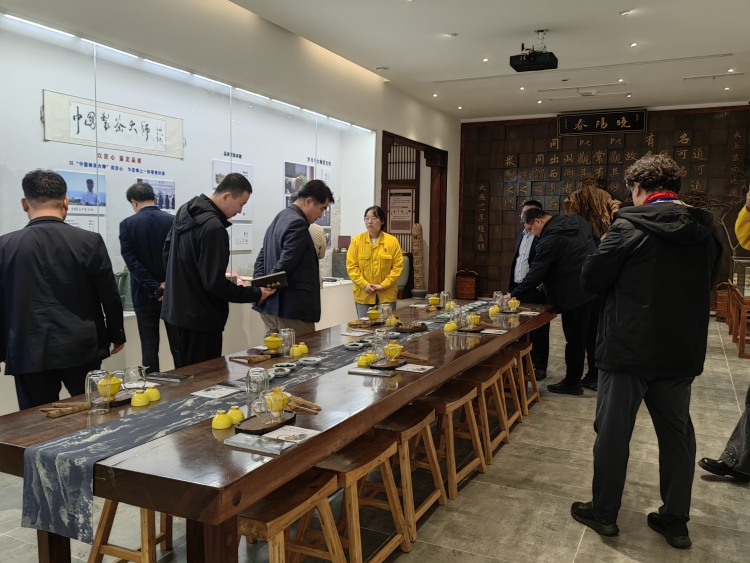 “Hi，Shandong-機遇中國 青島優品” 海外媒體青島行活動走進青島曉陽春茶博物館_fororder_a31d596280eb53d857125d06a5bc35e