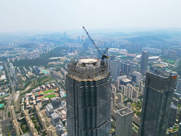 濟南428米地標 綠地山東國際金融中心塔冠鋼結構吊裝完工_fororder_003