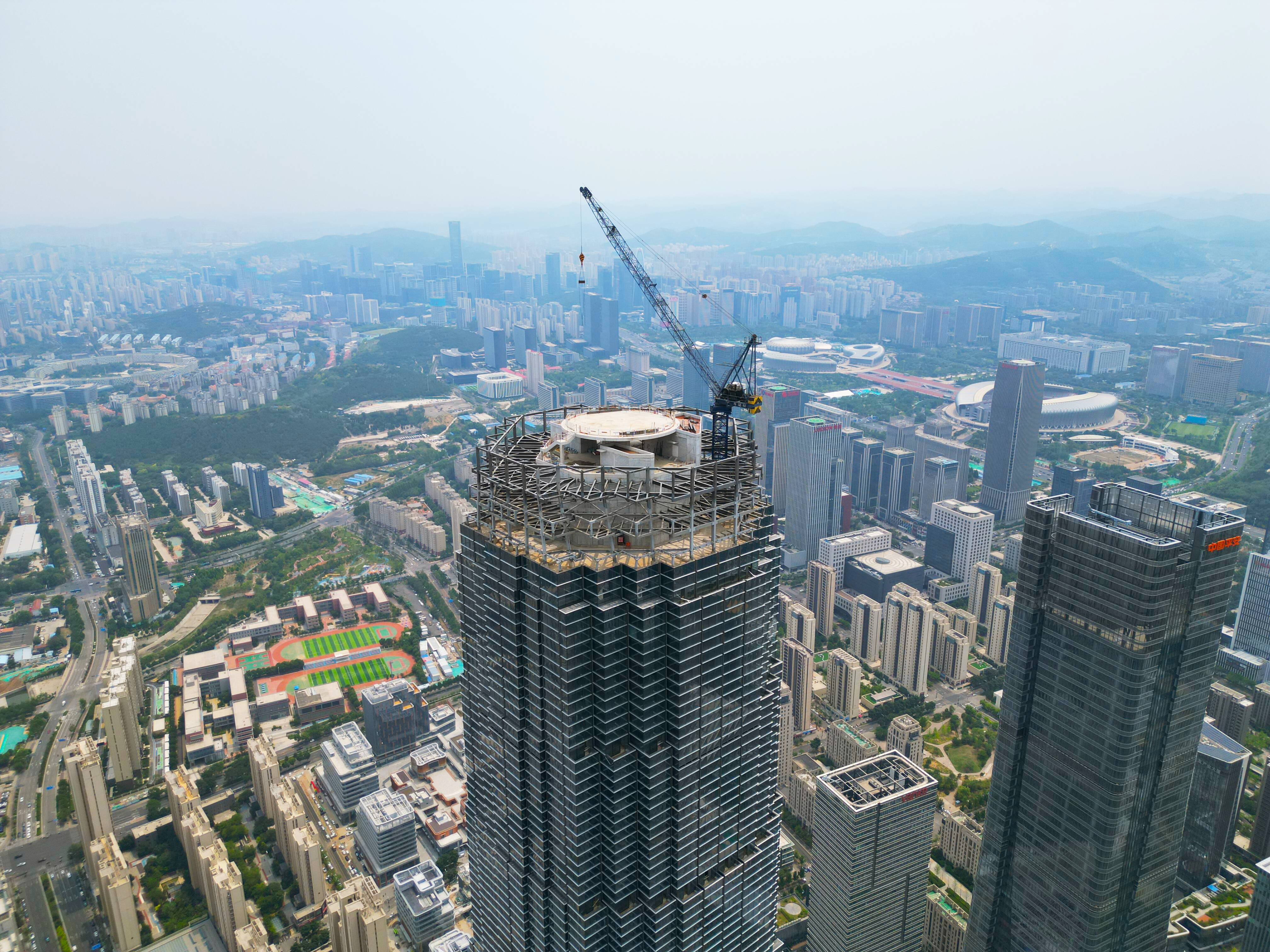 濟南428米地標 綠地山東國際金融中心塔冠鋼結構吊裝完工_fororder_003