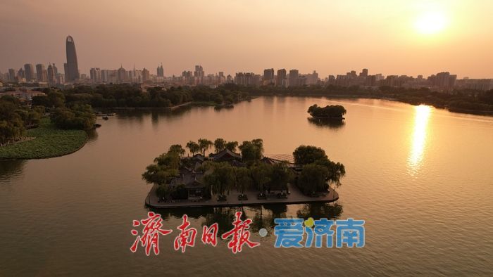 濟南大明湖唯美晚霞 鎏金暮色醉煞遊人