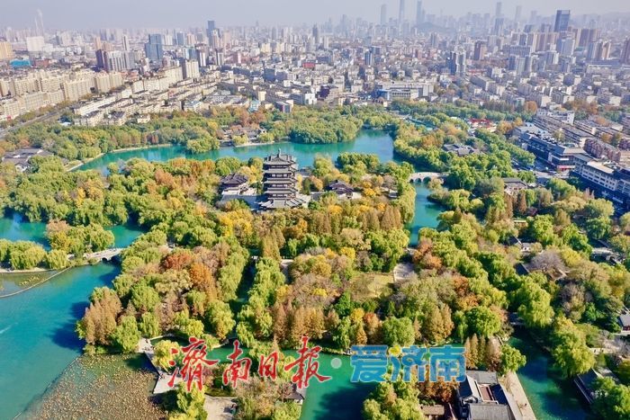 晴空萬里映碧波 大明湖景美如畫