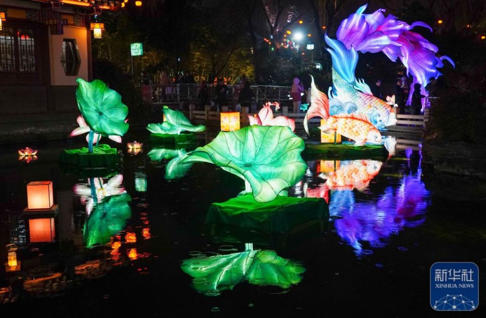 濟南:泉水映綵燈 璀璨迎元宵