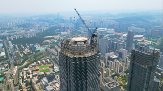 濟南428米地標 綠地山東國際金融中心塔冠鋼結構吊裝完工