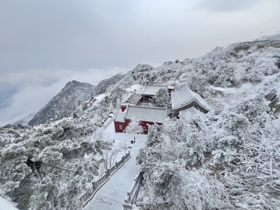 山東泰安：雪後泰山披銀裝 鏟冰除雪保暢通