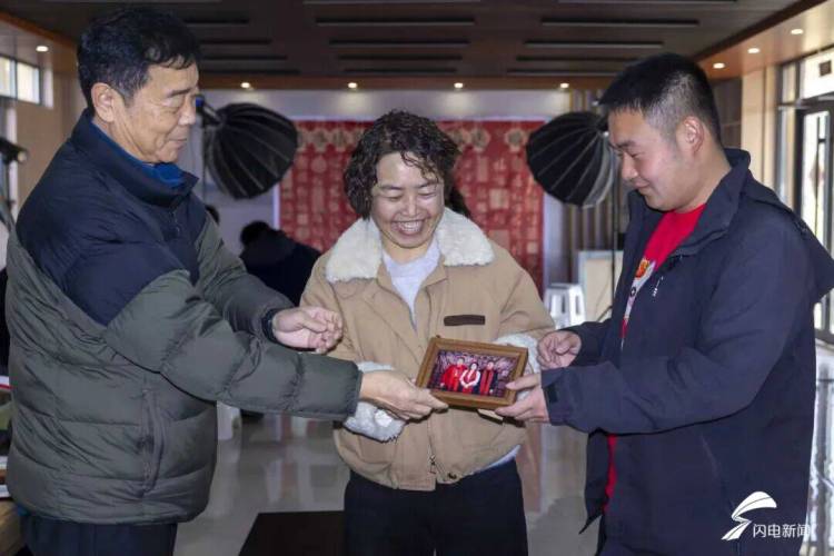 定格團圓瞬間 日照東港攝影師進村為村民拍全家福