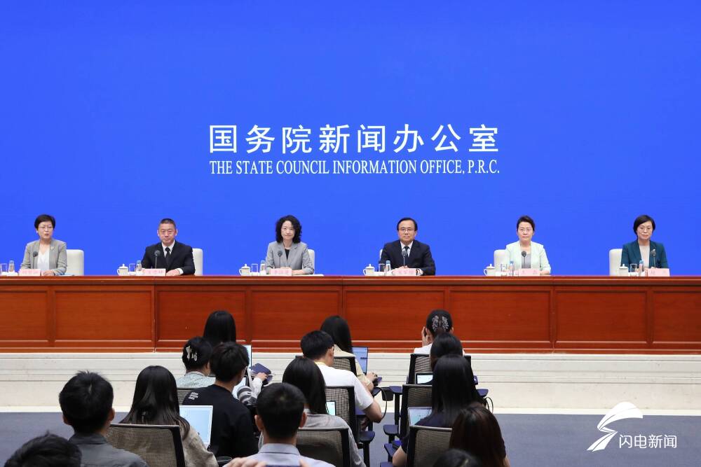 追光記丨乘“峰”而上 為中國經濟投下“信任票”