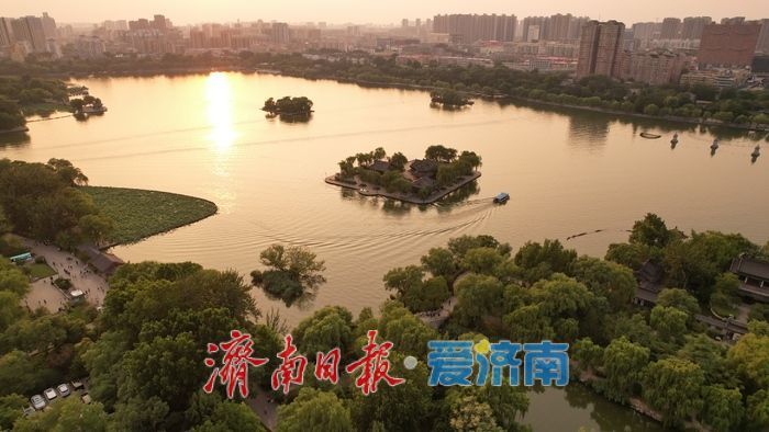濟南大明湖唯美晚霞 鎏金暮色醉煞遊人