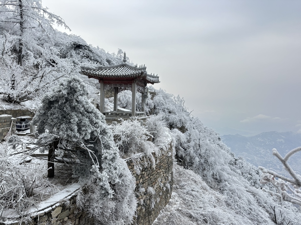 山東泰安：雪後泰山披銀裝 鏟冰除雪保暢通