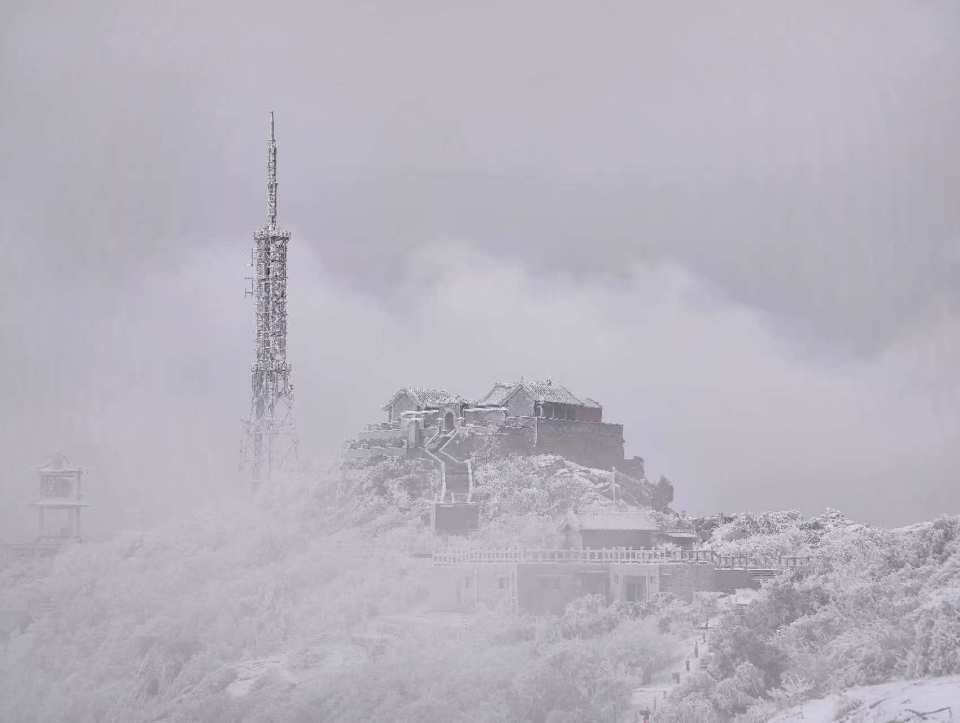 山東泰安：雪後泰山披銀裝 鏟冰除雪保暢通