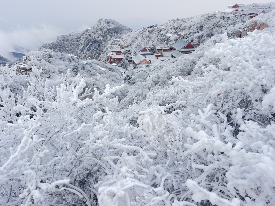山東泰安：雪後泰山披銀裝 鏟冰除雪保暢通