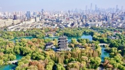 晴空萬里映碧波 大明湖景美如畫