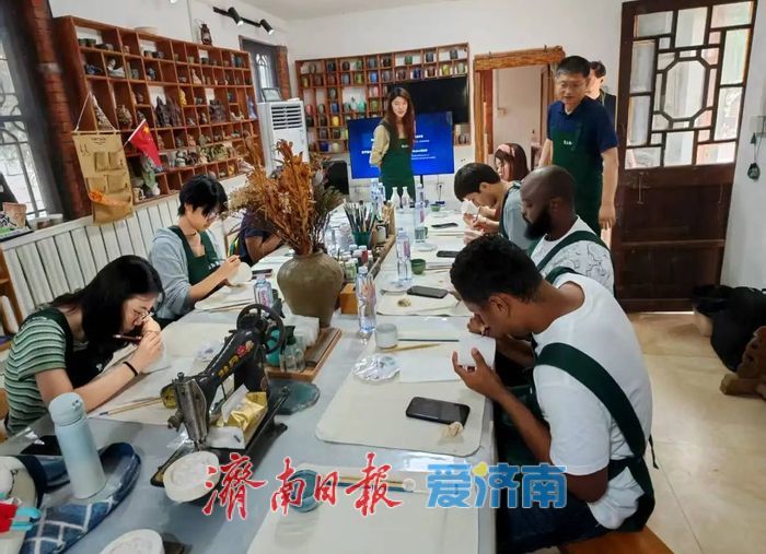 走讀山東·感知濟南 | 指尖上的陶藝之旅：留學生感知從拉坯到釉彩的跨文化對話