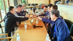 【Hi,Shandong】“Hi,Shandong—機遇中國 青島優品”海外媒體青島行活動走進九頂莊園，品味葡萄美酒