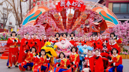 濟南方特“新春燈會”啟幕 千燈映春開啟馬年歡樂篇章