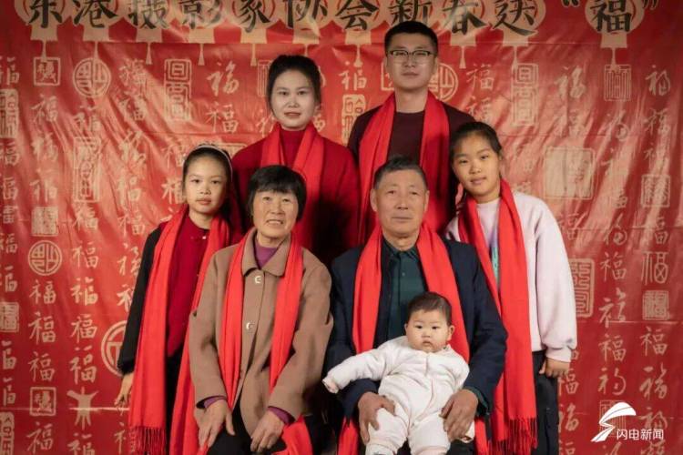 定格團圓瞬間 日照東港攝影師進村為村民拍全家福