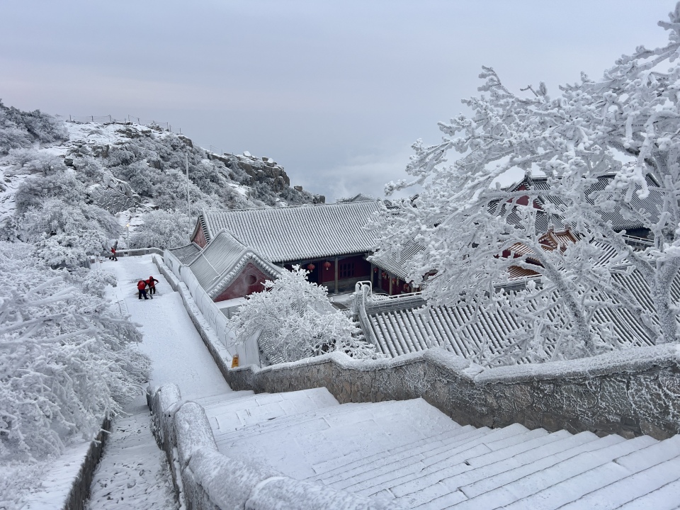 山東泰安：雪後泰山披銀裝 鏟冰除雪保暢通